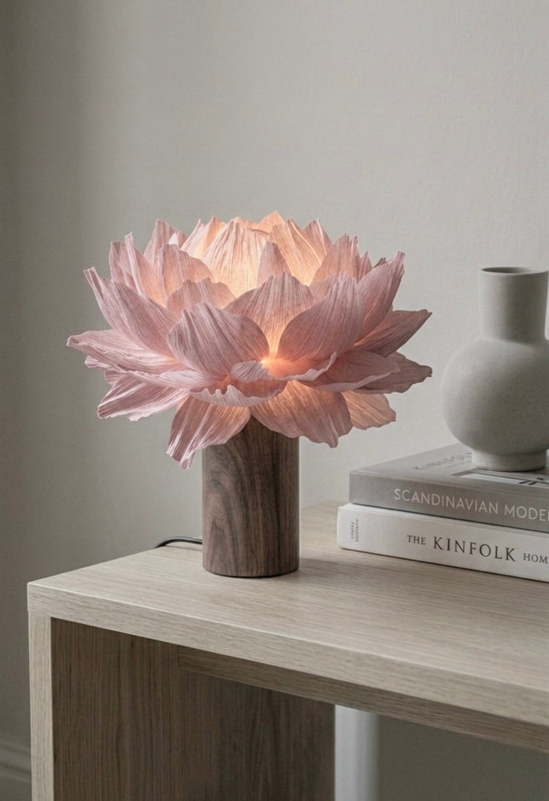 Form og materiale — Lotus Rosa – Bordlampe
