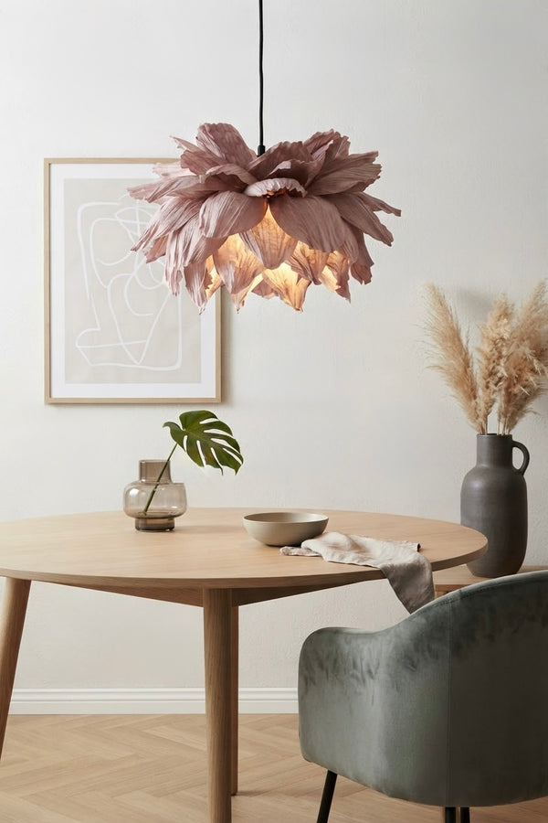 Lotus Rosa – rosa taklampe i kreppapir, tent, over rundt spisebord