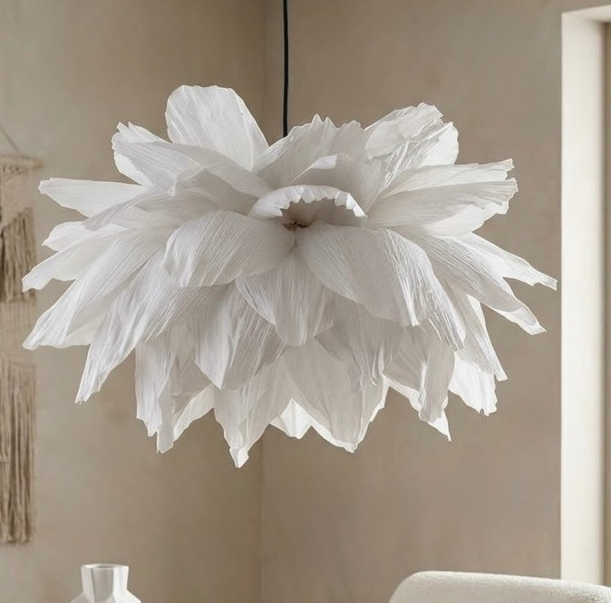 Nærbilde av hvit blomsterlampe i kreppapir